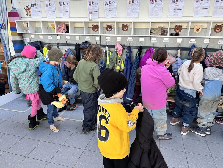 Dr. Brumm öffnet die Türen